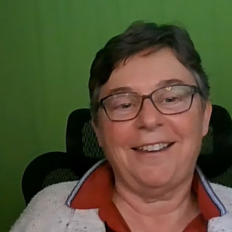 Julie Hollitt on Poetry, Perception, and the Fluid Worlds Between Humans and Nature