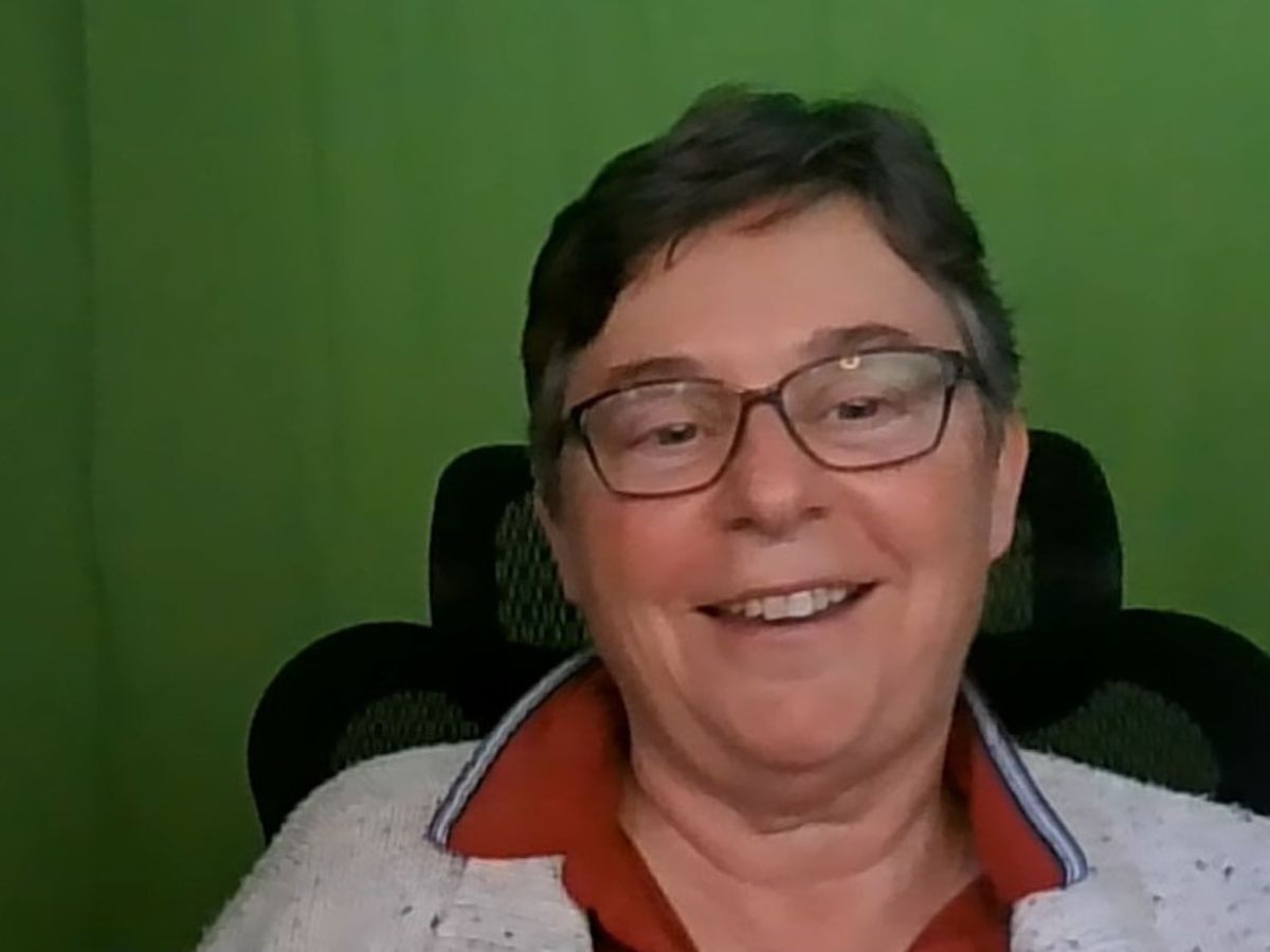 Julie Hollitt on Poetry, Perception, and the Fluid Worlds Between Humans and Nature